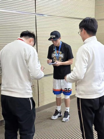 伟德体育官网-【人物】摘走FMVP 灵动翻飞的庞峥麟终张丰满羽翼