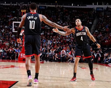 伟德体育官网-球队的进攻如此混乱，结果火箭却让全队唯一一名控卫去蹲底角？