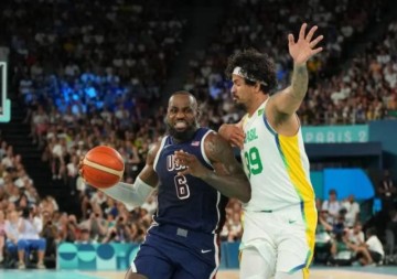 伟德体育app-17分钟9次助攻盘活全队 詹姆斯是梦之队绝对统帅