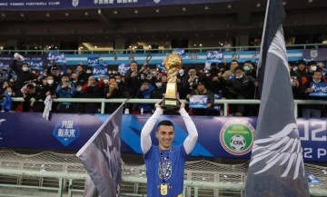 伟德体育官网-时隔2年半回归？32岁冠军级前腰重返中超！与意甲队解约 下家浮现